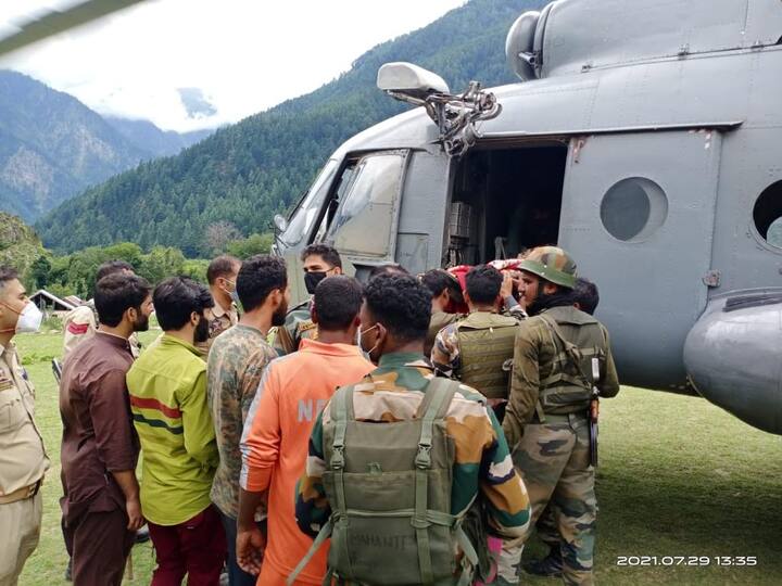 জম্মু, উধমপুর ও শ্রীনগর থেকে বায়ুসেনার কপ্টারে করে নিয়ে যাওয়া হয় উদ্ধারকারী দলকে।