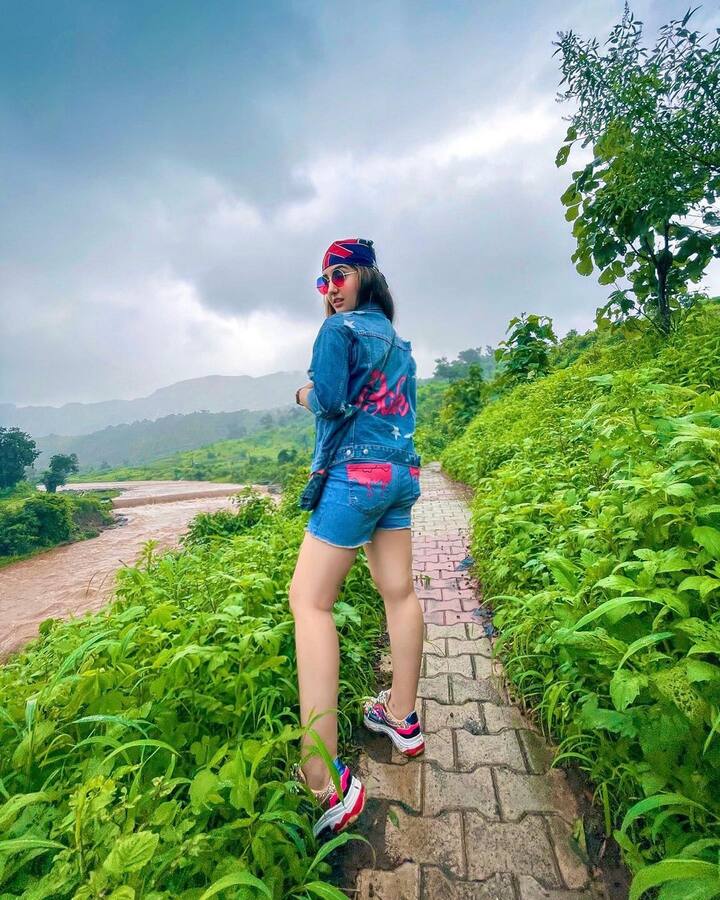 (Photo Courtesy : Instagram) ఇక బీఎండబ్ల్యూ కొనాలని తన లక్ష్యం అని చెబుతోంది. దాన్ని కూడా ఐదారు నెలల్లో సాధించాలని అనుకుంటోంది.