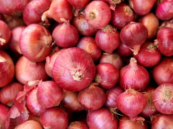 Onion Price: इस त्योहारी सीजन में ऊंची रह सकती है प्याज की कीमत, 100 फीसदी से अधिक की बढ़ोतरी की संभावना