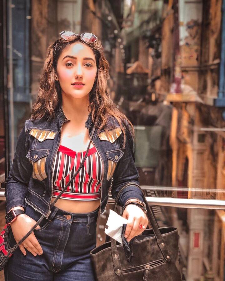 (Photo Courtesy : Instagram) నిజానికి సీబీఎస్ఈ పరీక్షలు పెట్టలేదు. కానీ ఇంటర్నల్ అసెస్మెంట్ చేస్తూ మార్కులు ఇచ్చింది. దీంట్లో కౌర్ 94శాతం మార్కులతో టాప్ గ్రేడ్ తెచ్చుకుంది.