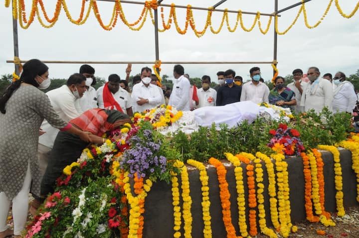 आपल्या लाडक्या नेत्याचे पार्थिव पाहताच अबाल वृद्ध धाय मोकलून रडत होते.