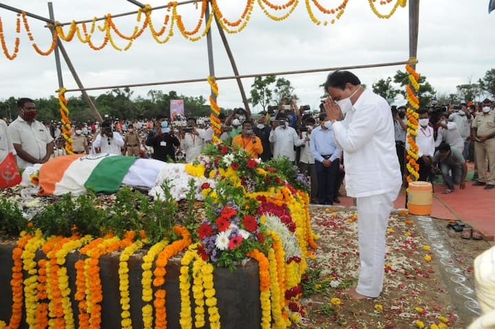 सकाळी सडे नऊ वाजता गणपतराव यांचे पार्थिव सांगोला कृषी उत्पन्न बाजार समितीजवळ येताच अँब्युलन्समधून सजवलेल्या टेम्पोत त्यांचे पार्थिव ठेवण्यात आले.