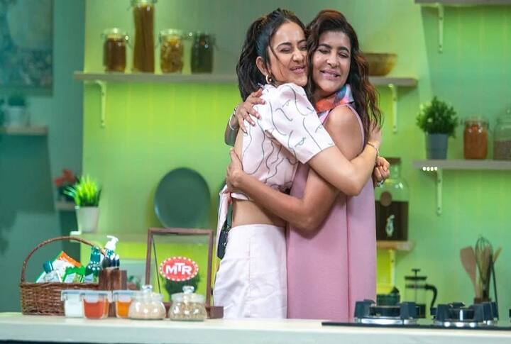 ఈ షో స్పెషాలిటీ ఏంటంటే.. గెస్ట్ గా వచ్చిన వారి ఆత్మీయుల నుండి సర్ప్రైజ్ వస్తుంది. అందులో వచ్చిన వాటిని వాడుతూ వంటలు వండాల్సి ఉంటుంది. విశ్వక్ సేన్కు అభినవ్ గోమటం కొన్ని వస్తువులను పంపగా.. వాటిని విశ్వక్ వంట చేశారు.