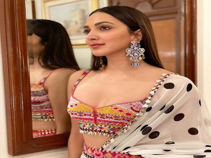 कियारा आडवाणी ने काफी समय पहले एक फोटो शेयर की थी जिसमें उन्होंने पोलका डोट की बेहद खूबसूरत ड्रेस कैरी की हुई थी. इस आउटफिट में कियारा बहुत ही ग्लैमरस दिखाई दे रही थी. इस बात में कोई शक नहीं की कियारा बेशक खूबसूरती की मिसाल हैं. वो सोशल मीडिया पर काफी एक्टिव भी रहती हैं.