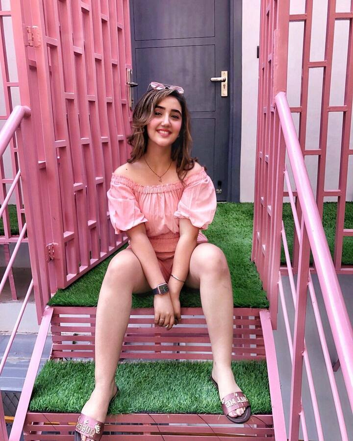 (Photo Courtesy : Instagram) అంద చందాలతో... అమాయకమైన నటనతో లక్షల మంది అభిమానుల్ని ఇప్పటికే సంపాదించుకున్న అష్నూర్ కౌర్... ఇప్పటికే చాలా మంది జీవితాంతం ఉద్యోగమో... వ్యాపారమో చేసినా... సంపాదించలేని డ్రీమ్ హోమ్ను సొంతం చేసుకుంది.