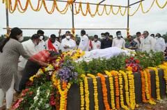 गणपतराव देशमुख यांच्या पार्थिवावर शासकीय इतमामात अंत्यसंस्कार, पाणावलेल्या डोळ्यांनी हजारो कष्टकऱ्यांनी दिला अखेरचा निरोप