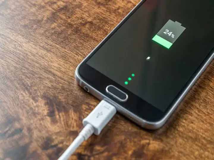 If you want to increase the battery life of your phone then follow these tips Smartphone Battery: दिन में कई बार करना पड़ता है फोन चार्ज तो अपनाएं ये टिप्स, बढ़ जाएगी बैटरी लाइफ