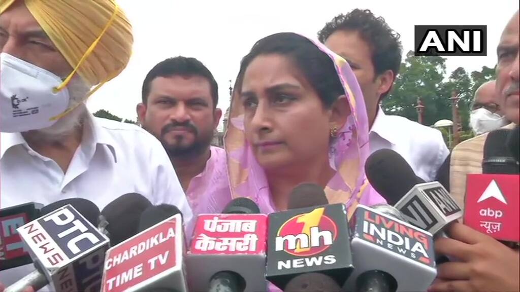 ਹਰਸਿਮਰਤ ਬਾਦਲ ਦੀ ਅਗਵਾਈ ਵਿੱਚ ਵਫ਼ਦ ਨੇ ਰਾਸ਼ਟਰਪਤੀ ਕੋਵਿੰਦ ਨਾਲ ਮੁਲਾਕਾਤ ਕਰ ਕੀਤੀ ਇਹ ਮੰਗ Delegation led by SAD leader Harsimrat Kaur Badal, BSP, NCP JKNC meets President Kovind to discuss issues of farmers and Pegasus ਹਰਸਿਮਰਤ ਬਾਦਲ ਦੀ ਅਗਵਾਈ ਵਿੱਚ ਵਫ਼ਦ ਨੇ ਰਾਸ਼ਟਰਪਤੀ ਕੋਵਿੰਦ ਨਾਲ ਮੁਲਾਕਾਤ ਕਰ ਕੀਤੀ ਇਹ ਮੰਗ