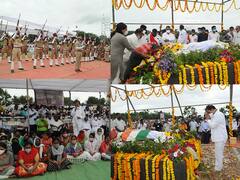 गणपतराव देशमुख यांच्या पार्थिवावर शासकीय इतमामात अंत्यसंस्कार, पाणावलेल्या डोळ्यांनी हजारो कष्टकऱ्यांनी दिला अखेरचा निरोप