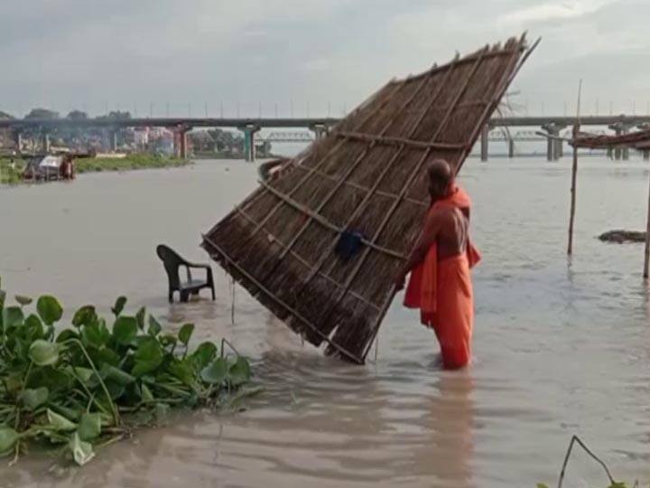 people are shifting to safe place due to flood threat in Prayagraj Uttar Pradesh प्रयागराज: गंगा नदी का जलस्तर बढ़ने से बाढ़ का खतरा, सुरक्षित स्थानों पर जा रहे हैं लोग