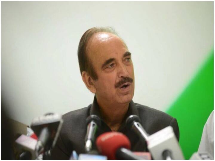 Gulam Nabi Azad on three day visit to Jammu comments on Pegasus issue ANN तीन दिवसीय जम्मू दौरे पर पहुंचे कांग्रेस नेता गुलाम नबी आजाद, पेगासस मामले पर सरकार को घेरा
