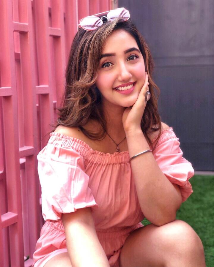 (Photo Courtesy : Instagram) ఆర్టిస్ట్ అయినా.. చదువు కూడా ఆపాలని అనుకోవడం లేదు. ఉన్నత చదువులు చదవాలని అనుకుంటోంది.