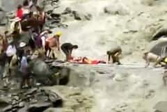 હિમાચલ પ્રદેશમાં ભારે વરસાદે સર્જી તબાહી, પુલ તૂટી જતાં ધસમસતા પ્રવાહમાં તણાઇ મહિલા, જુઓ દિલધડક રેસ્ક્યુના દ્રશ્યો