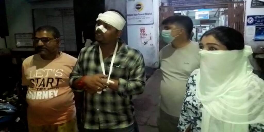 ভাটপাড়ায় যুব তৃণমূল নেতার ওপর হামলার অভিযোগ, প্রতিবাদে বিক্ষোভ Bhatpara allegedly attack on yuba tmc leader, ghoshpara Road blocking ভাটপাড়ায় যুব তৃণমূল নেতার ওপর হামলার অভিযোগ, প্রতিবাদে বিক্ষোভ