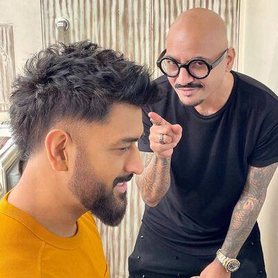 बता दें कि धोनी को ये नए लुक फेमस स्टाइलिस्ट आलीम हकीम ने दिया है. उनके इस नए लुक की हर कोई तारीफ कर रहा है. सोशल मीडिया पर धोनी की तगड़ी फैन फॉलोइंग है. और उनकी इन तस्वीरों को अभी लाखों लाइक्स मिल चुके हैं.
