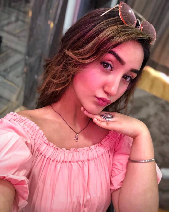 (Photo Courtesy : Instagram) విదేశాలకు వెళ్లి సినిమా రంగానికి సంబంధించి ఫిల్మ్ మేకింగ్.. డైరక్షన్ కోర్సులు చేయాలని భావిస్తోంది.