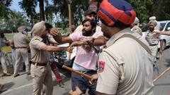 Farmers Protest: ਕਿਸਾਨ ਜਥੇਬੰਦੀਆਂ ਵੱਲੋਂ ਭਾਜਪਾ ਲੀਡਰ ਵਿਜੇ ਸਾਂਪਲਾ ਦਾ ਘਿਰਾਓ, ਵੇਖੋ ਤਸਵੀਰਾਂ