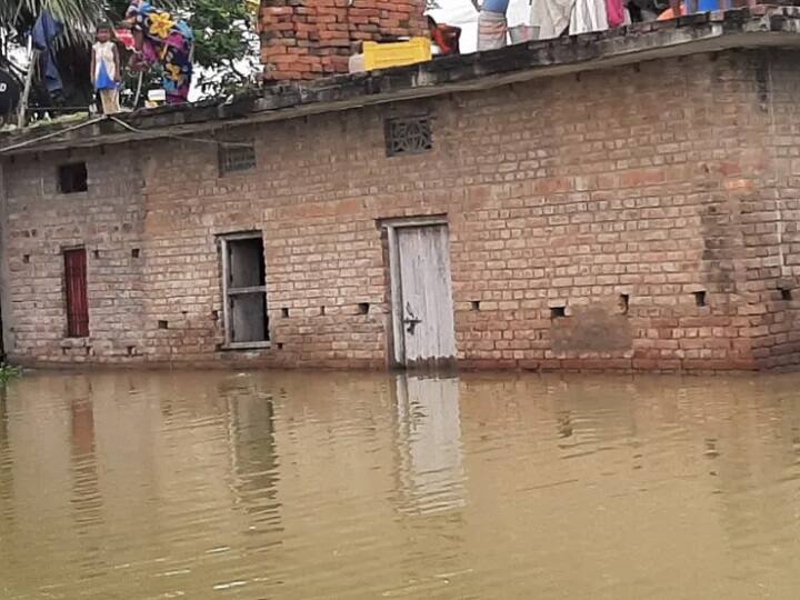 बारिश के बाद लोगों के घरों में घुसा तालाब का पानी, जताई जा रही है अनहोनी की आशंका