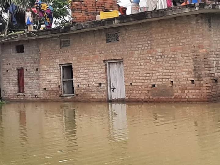 बारिश के बाद लोगों के घरों में घुसा तालाब का पानी, बढ़ गई है लोगों की परेशानी