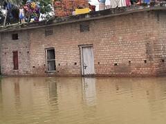 बारिश के बाद लोगों के घरों में घुसा तालाब का पानी, जताई जा रही है अनहोनी की आशंका