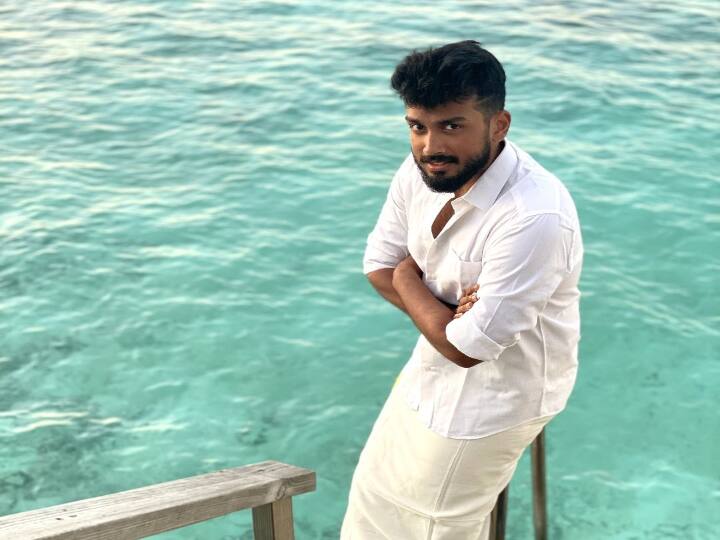 மீன் குழம்பும் மண் பானையும் படத்தின் மூலம் தமிழ் சினிமாவில் அறிமுகமானார்