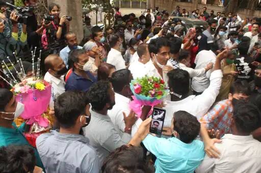 উৎসাহিত অনুরাগীদের সঙ্গে নিজস্বী তুলতেও দেখা যায় সোনু সুদকে।