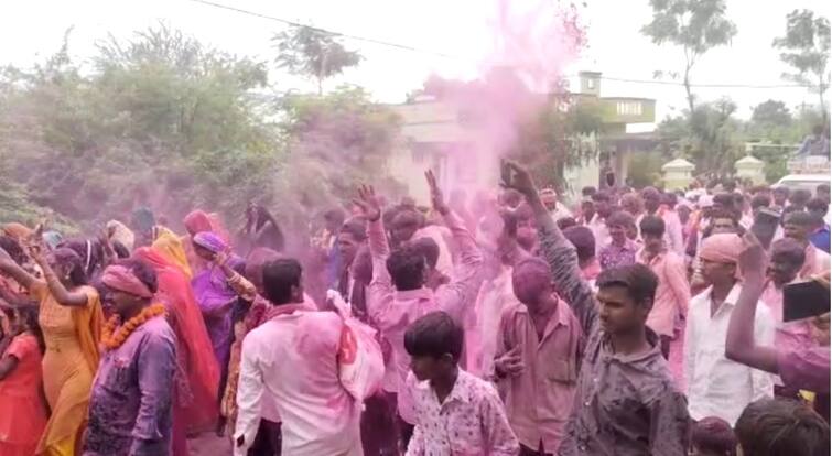 Surendranagar: Corona's third wave is openly invited to a religious function in Patdi સુરેન્દ્રનગરઃ પાટડીમાં ધાર્મિક કાર્યક્રમમાં કોરોનાની ત્રીજી લહેરને ખુલ્લુ આમંત્રણ, જાહેરમાં અબીલ ગુલાલની છોડો ઉડાવી કરી ઉજવણી