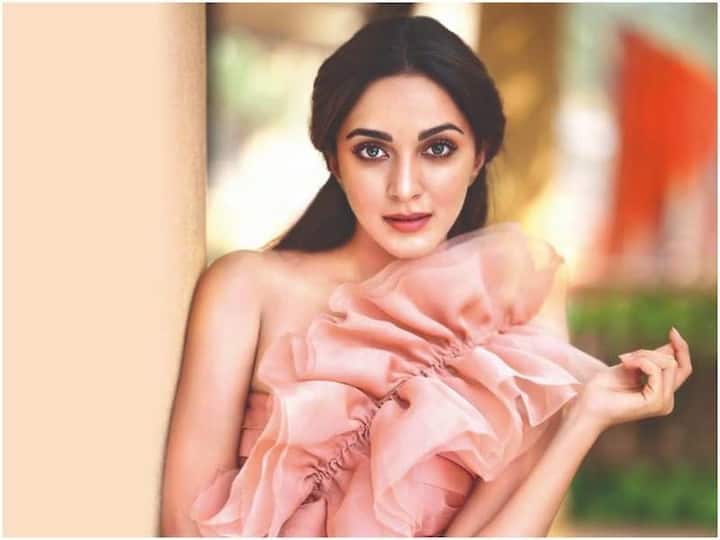 অভিনয়ের পাশাপাশি কিয়ারার ফ্যাশন নিয়েও আগ্রহী তাঁর অনুরাগীরা।