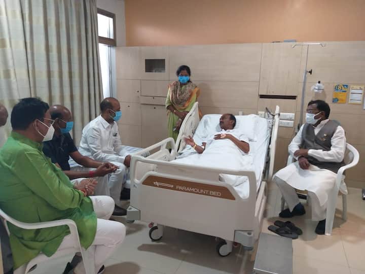 Eatala Rajender Joins in Apollo hospital Bandi Sanjay, Ex MP Vivek visits him Hyderabad: అపోలో ఆస్పత్రికి ఈటల రాజేందర్ తరలింపు.. బండి సంజయ్, వివేక్ పరామర్శ