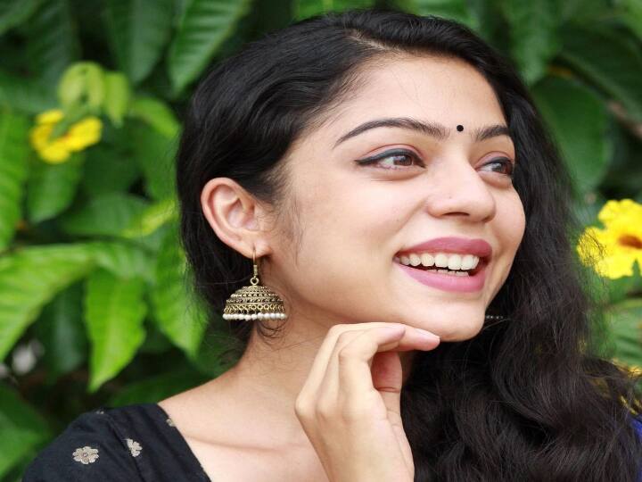 96 படத்தில் விஜய் சேதுபதியுடன் இணைந்து நடித்தார்