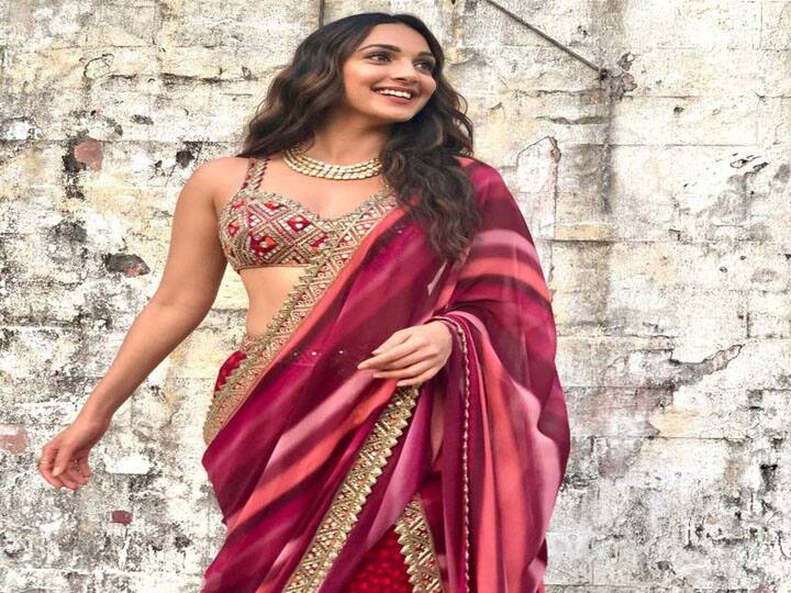 इस लिस्ट में सबसे पहले उस फोटो के बारे में बताने जा रहे है जो सोशल मीडिया पर सबसे ज्यादा पसंद की गई थी. कियारा आडवाणी जब अपनी फिल्म 'लक्ष्मी' के प्रमोशन के लिए साड़ी में पहुंची थीं तो उन्हें काफी पसंद किया गया था. कियारा की खूबसूरत साड़ी ने सभी का ध्यान अपनी ओर खींचा था.