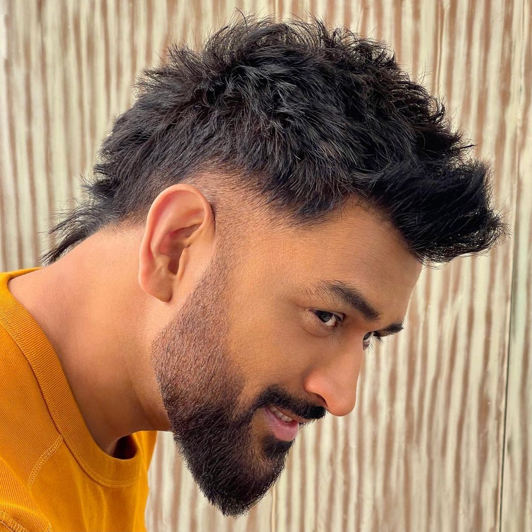 MS Dhoni Viral Look New Hairstyle Goes Viral Internet Former Indian Captain  Breaks Internet  MS Dhoni New Hairstyle ధన కతత హయర సటల ప ఓ  లకకయడ నటటటల వరల