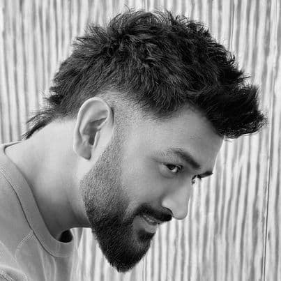 अब हाल ही में महेंद्र सिंह धोनी एक नए लुक में नजर आए है. धोनी ने अपने बालों और बीयर्ड को नया स्टाइल दिया है. जो काफी वायरल हो रहा है.