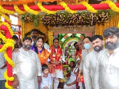 Indrakaran Reddy Worship Pics: చార్మినార్ భాగ్యలక్ష్మి అమ్మవారికి మంత్రి ఇంద్రకరణ్ రెడ్డి పట్టువస్త్రాలు
