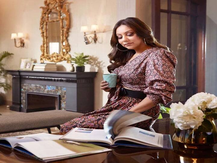 बॉलीवुड एक्टर शाहरुख खान की पत्नी गौरी खान ने आलिया भट्ट की वैनिटी वैन से लेकर पति शाहरुख खान के ऑफिस स्पेस को खुद डिजाइन किया है. शारुख खान का मुंबई वाला फ्लैगशिप डिजाइन स्टूडियो को गौरी खान ने साल 2017 में डिजाइन किया था. क्या आपको पता है कुछ बॉलीवुड सेलिब्रिटी की इंटीरियर डिजाइनर गौरी खान हैं.