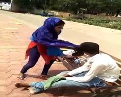 યુવતીએ પ્રેમીને ચપ્પલથી ફટકારીને કહ્યું, તુમને હી મેરી જીંદગી બરબાદ કર દી............જુઓ વાયરલ વીડિયો