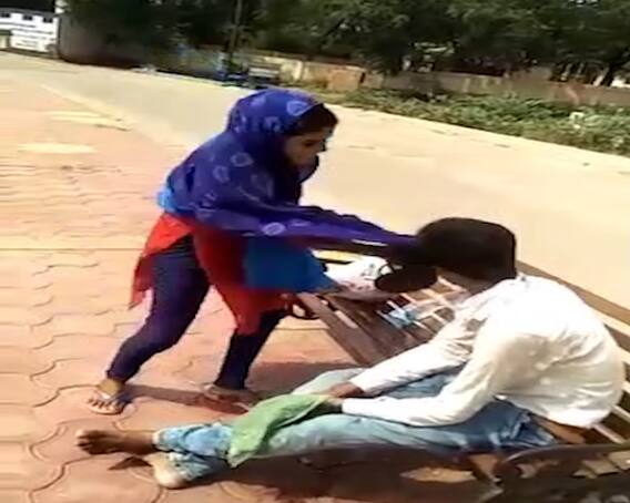 યુવતીએ પ્રેમીને ચપ્પલથી ફટકારીને કહ્યું, તુમને હી મેરી જીંદગી બરબાદ કર દી............જુઓ વાયરલ વીડિયો