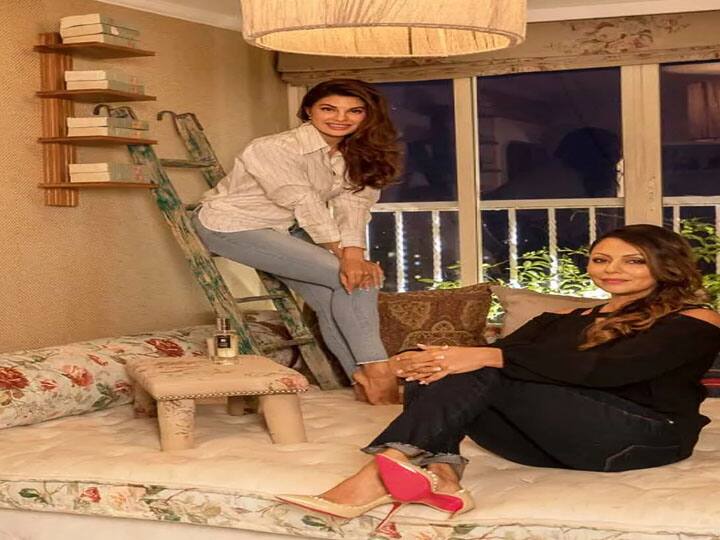 साल 2018 में जैकलीन फर्नांडिस के घर को गौरी खान ने सजाया था. सीरियल किलर एक्ट्रेस ने लिविंग रूम के एक कोने को घर में अपना पसंदीदा स्थान भी कहा. जहां वो किताबें और स्क्रिप्ट पढ़ना और लिखना पसंद करती हैं. एक्ट्रेस ने कई बार सोशल मीडिया पर अपने लिविंग रूम की फोटो शेयर की हैं. कमरा एक फैंसी सीढ़ी से सजाया गया है जिसको बुकशेल्फ के लिए यूज किया जाता है.