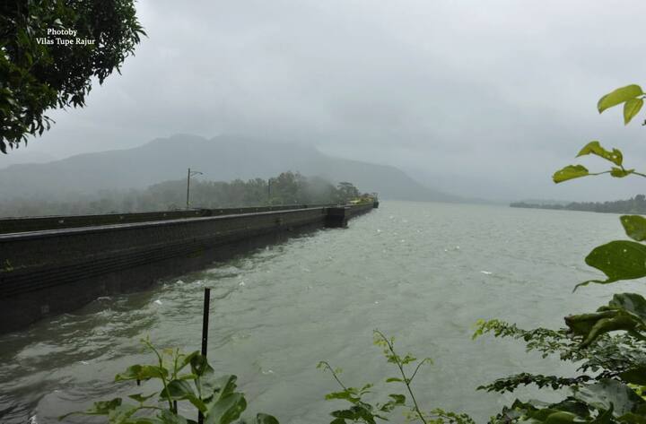 आषाढ सरींनी जोरदार हजेरी लावल्याने उत्तर नगर जिल्ह्यातील 11 हजार दशलक्ष घनफूट क्षमता असलेले भंडारदरा धरण 85 टक्के भरले असून धरण पाणलोट क्षेत्रात पावसाचा जोर कायम असून हा परिसर पर्यटकांसाठी आकर्षण ठरू लागलाय. अहमदनगर जिल्ह्यातील भंडारदरा, निळवंडे आणि मुळा या तीन महत्वाच्या धरणापैकी भंडारदरा असून पावसाचा जोर कायम असल्यानं पर्यटकांचे आकर्षण असलेल्या अंब्रेला फॉल वाहू लागला आहे.