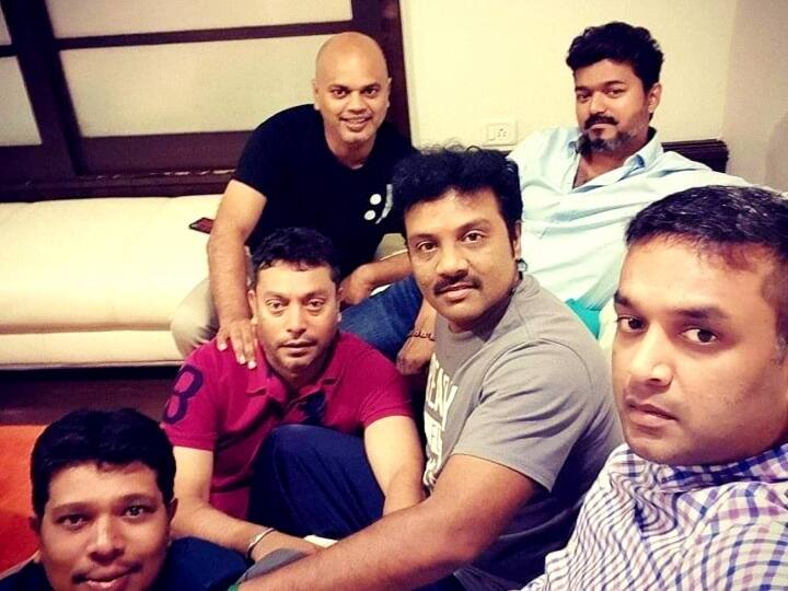 நடிகர் விஜய் தன்னுடைய நண்பர்களுடன்
