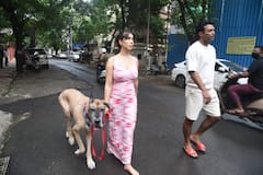 मुंबई की सड़कों पर साथ में घूमते दिखे Leander Paes और Kim Sharma, देखें तस्वीरें