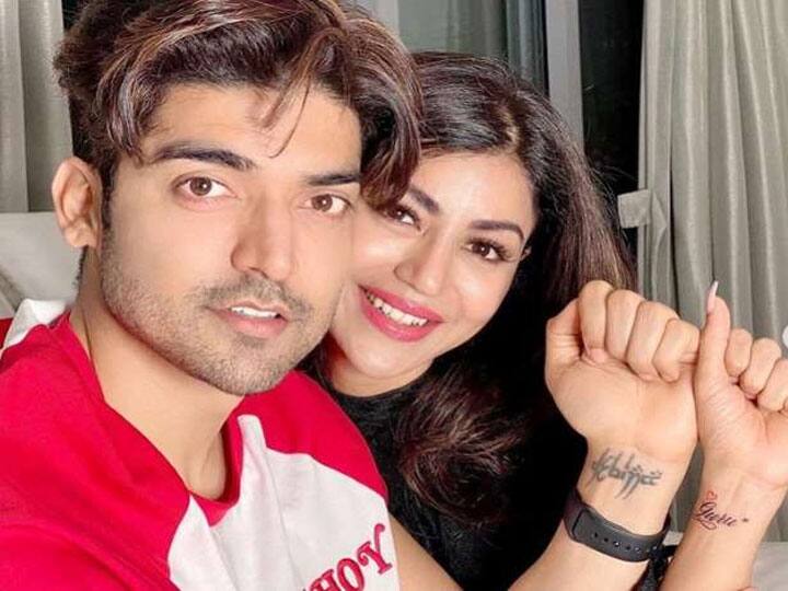 देबीना बनर्जी और गुरमीत चौधरी ने एक साथ कई सीरियल में काम किया. इनका सबसे हिट शो था रामायण, जिसमें इन दोनों को काफी पसंद किया गया था. दोनों शूटिंग के दौरान एक दूसरे के अच्छे दोस्त बने और फिर ये दोस्ती कब प्यार में बदल गई इन्हें पता ही नहीं चला. इन्होंने बिना किसी को बताए शादी कर ली थी और कई साल बाद शादी की न्यूज़ शेयर की थी. (फोटो – सोशल मीडिया)