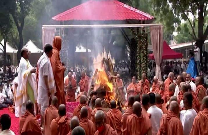 Hariprasad swamiji funeral last rites in sokhada  હરિપ્રસાદ સ્વામીજીની અંતિમ વિદાય, ભક્તો રડી પડ્યા, નશ્વર દેહ પંચમહાભૂતમાં વિલીન