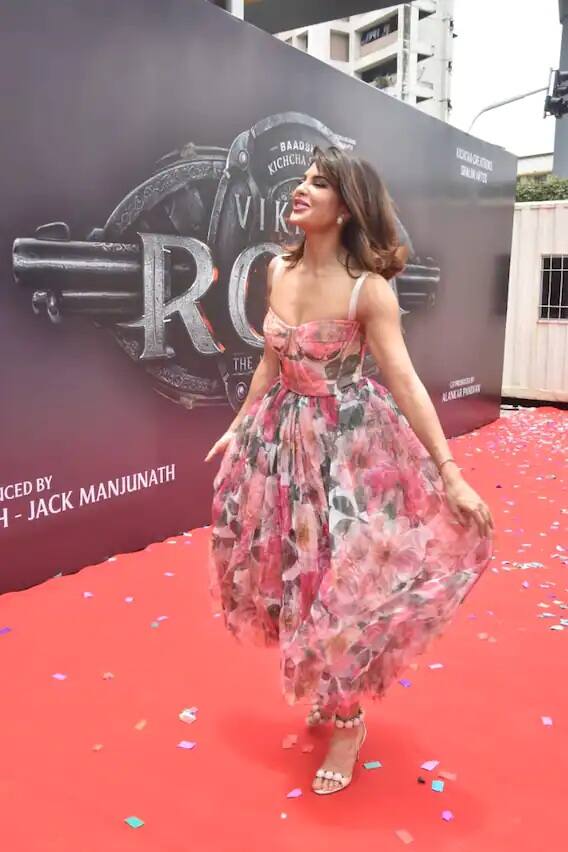 જેકલિન ફર્નાન્ડિઝના આ Dolce & Gabbana લેવલના ડ્રેસની ચર્ચા ખુબ થઇ રહી છે. આ ડ્રેસની કિંમતની વાત કરીએ તો આ 3,47,276 રૂપિયાનો છે. (Photo Credit: Manav Manglani)