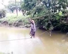 વરસાદ બન્યો આફતરૂપ, દોરડાના સહારે જીવના જોખમે રસ્તો ક્રોસ કરવા લોકો, જુઓ વીડિયો