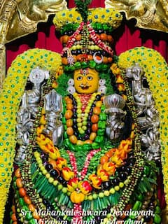 Bonalu 2021: తెలంగాణలో సందడిగా బోనాల జాతర... అమ్మవారిని దర్శించుకున్న ప్రముఖులు