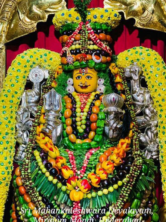 Bonalu 2021: తెలంగాణలో సందడిగా బోనాల జాతర... అమ్మవారిని దర్శించుకున్న ప్రముఖులు