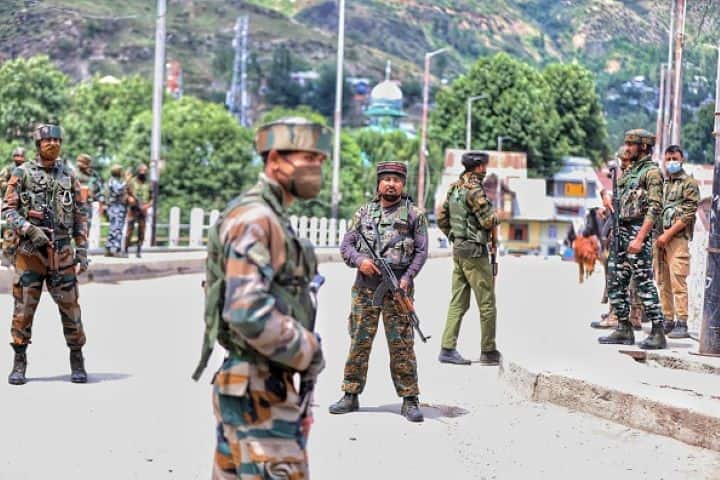 Jammu Kashmir: सुरक्षाबलों को मिली कामयाबी, किश्तवाड़ से हिज्बुल का आतंकवादी गिरफ्तार, कुलगाम में आतंकी उस्मान ढेर