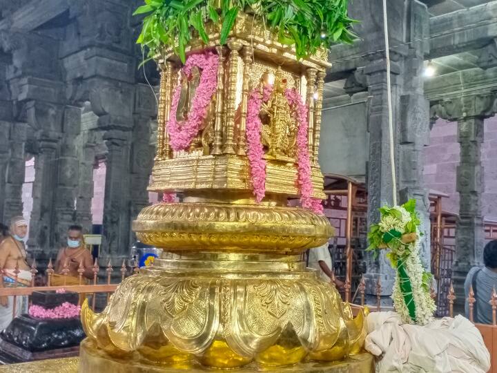 சிறப்பு அலங்காரத்தில் காட்சி அளிக்கும் கொடிமரம்