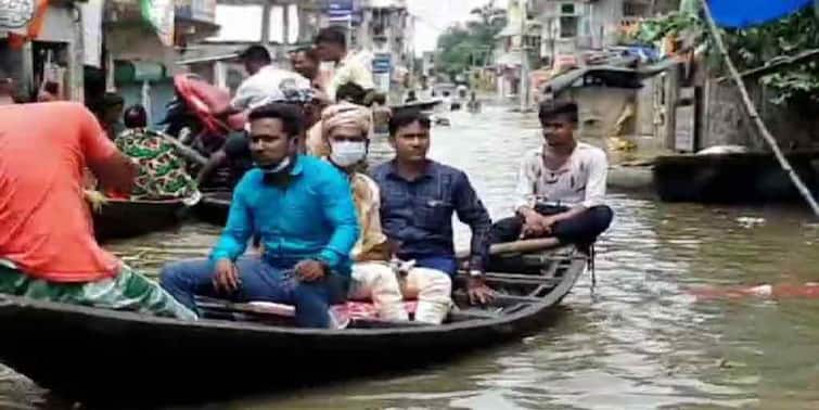 Hooghly Khanakul groom reaches bride's home on boats at flood hit village Hooghly Flood: ভরা বন্যায় নৌকায় চেপে বানভাসি গ্রামে বিয়ে করতে গেলেন খানাকুলের যুবক